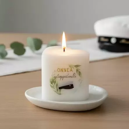 Onnittelukynttilä ylioppilaslakin kuvalla ja tekstillä 'Onnea ylioppilaalle!', sopii ylioppilasjuhlien juhlakattaukseen. - Ylioppilaskynttilät - 2714108YOLa - 1